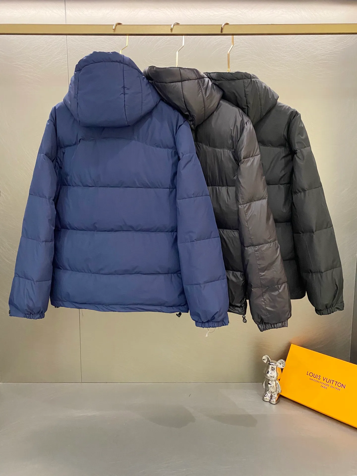 P700 Ralph Lauren/Ralph Lauren classic style winter new bright leather black down jacket jacket with removable hood extra thick plus velvet down jacket windproof and waterproof couple model [top version sold with anti-counterfeiting buckle] Purchase the original mold to create a full set of customized accessories Details determine success or failure 1. Imported barudan/Behringer embroidery machine customized 10,000-needle electric embroidery uses imported No. 7 needle imported embroidery thread to ensure that each word is full, three-dimensional and clear. It can be called the most expensive embroidery logo 2. It is filled with national standard 80 white duck down and has better thermal insulation performance. It is light and not heavy and has good fluff recovery after compression. 3. The inner lining is made of nylon and has a double-layer sealing design that will not cause any velvet leakage. The adjustable hem with a built-in drawstring buckle can prevent wind and cold. Ralph Lauren comes from the United States and has a strong American flavor. There are two brands under the name of Ralph Lauren: Poloby Ralph Lauren and Ralph Lauren has created a sales field of high-quality fashion in the world, and continues to promote the reputation of designer Ralph Lauren and the glorious image of the Ralph Lauren brand. Accessories: Original tag, washed label + electroplated YK zipper logo, the same style for both men and women, a must-have winter style. Color: bright black, matte black, navy blue, size: M~XXL